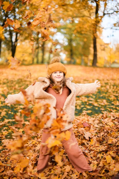 Menino Bebê Garota Caucasiana Caminhando Parque Com Folha Outono Natureza — Fotografia de Stock