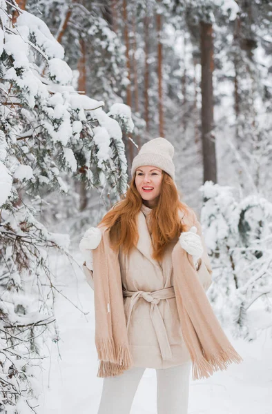 Молодая Счастливая Женщина Зимней Одежде Гуляет Снежному Лесу Стоковое Фото