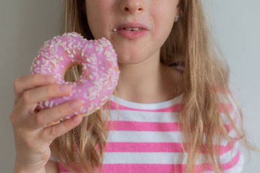 Küçük Sarışın Kız Lezzetli Donut Yiyiyor 