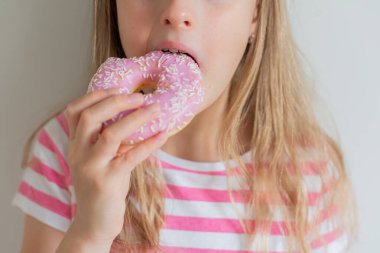 Küçük Sarışın Kız Lezzetli Donut Yiyiyor 