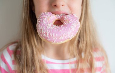 Küçük Sarışın Kız Lezzetli Donut Yiyiyor 