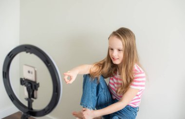 Küçük sarışın blog yazarı yeni video çekiyor, makyaj güzellik blogu kanalı 