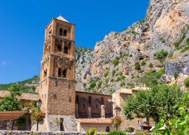 Moustiers-Sainte-Marie manzarası, Fransa 'nın Provence bölgesindeki tuhaf bir ortaçağ köyü..