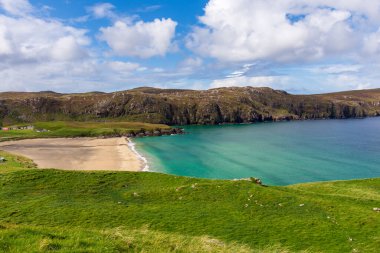 Cliff Bay 'in güneşli bir günündeki görüntüsü Lewis Adası, İskoçya, İngiltere