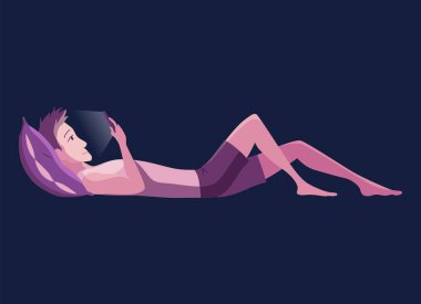 Akşamları akıllı telefonlar. Cihazı kullanan insanlar. Erkek kişi çevrimiçi video oyunu oynuyor ya da yatmadan önce sosyal ağlarda sohbet ediyor. Telefon cihazlı karakterler. Uyumadan önce mobil kullan.
