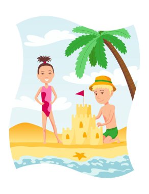 Güneşli güzel bir günde, kumsalda iki çocuk kumsalda mutlu bir kumdan kale inşa ediyorlar.