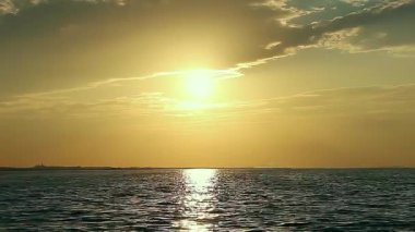 Deniz üzerinde dramatik renkli günbatımı gökyüzü manzarası