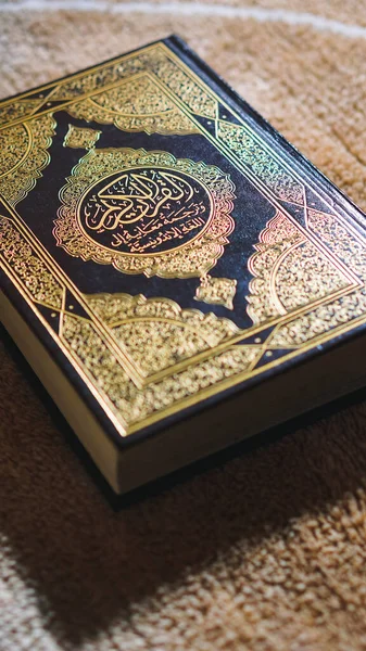 Closeup Shot Islamic Book Quran Golden Arabic Calligraphy Center Side — Stock Photo, Image