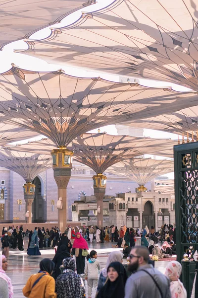 Medine Haram Piazza Gölgeli Şemsiyeler Veya Mescid Nabawi Şemsiyeleri Kullarını — Stok fotoğraf