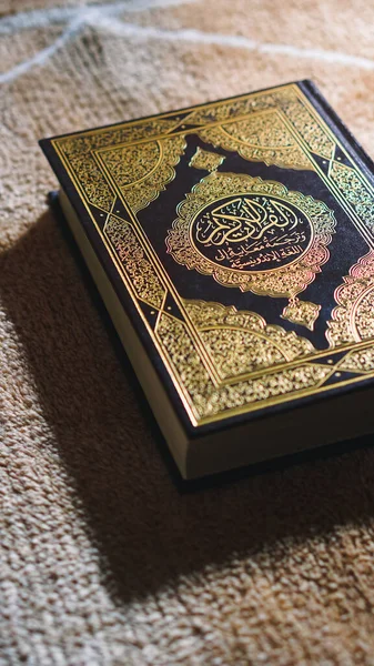 Zbliżenie Księgi Islamskiej Koran Złotą Kaligrafią Arabską Prawej Stronie — Zdjęcie stockowe