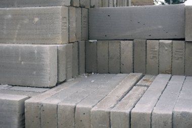 İnşaat malzemeleri. Konut kompleksi inşaatı için inşaat malzemeleri. İnşaat alanında beyaz tuğla yığını