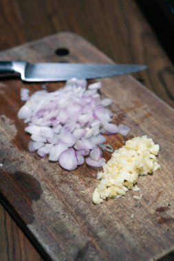 Tahtada bıçakla ince ince doğranmış soğan.