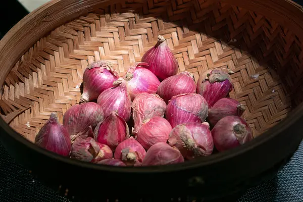 Endonezya Mutfağını Çeşnilendirmek Için Taze Soğanları Rattan Bir Sepete Koy — Stok fotoğraf