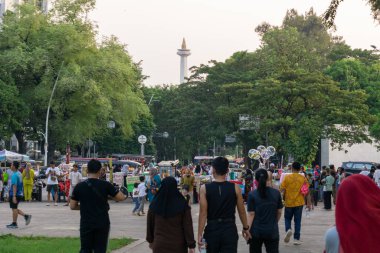 Jakarta, Endonezya 7 Temmuz 2023. Arkadaşlar ve aile Taman Lapangan Banteng 'de pikniğin tadını çıkarıyorlar.