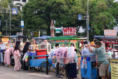 Jakarta, Endonezya 7 Temmuz 2023: Lapangan Banteng 'deki yerel sokak yemekleri satıcısı. Kalabalık bir yer. Kızarmış ve buharda pişmiş.
