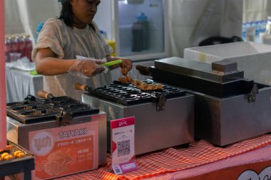 Jakarta, Endonezya 7 Temmuz 2023: Takoyaki, Lapangan Banteng 'deki aşçı tarafından bir gıda standında hazırlanıyor..