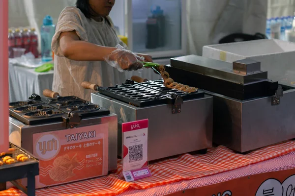 Jakarta, Endonezya 7 Temmuz 2023: Takoyaki, Lapangan Banteng 'deki aşçı tarafından bir gıda standında hazırlanıyor..