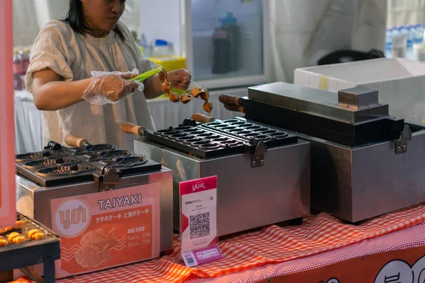 Jakarta, Endonezya 7 Temmuz 2023: Takoyaki, Lapangan Banteng 'deki aşçı tarafından bir gıda standında hazırlanıyor..