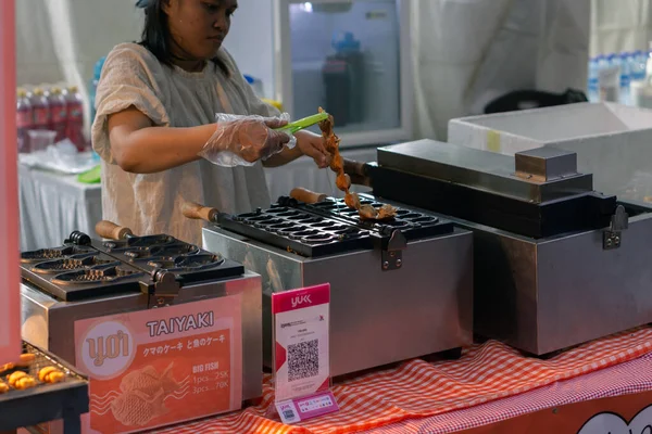 Jakarta, Endonezya 7 Temmuz 2023: Takoyaki, Lapangan Banteng 'deki aşçı tarafından bir gıda standında hazırlanıyor..