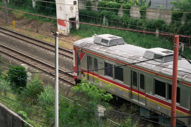Kereta Api Endonezya Kereta Listrik Pondok Çin istasyonundan geçen Elektrikli Yolcu: Depok, Endonezya - 3 Eylül 2023