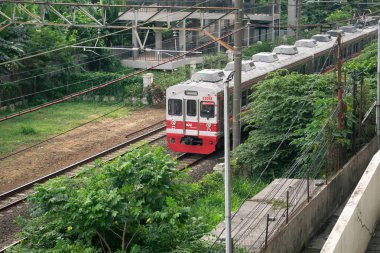 Kereta Api Endonezya Kereta Listrik Pondok Çin istasyonundan geçen Elektrikli Yolcu: Depok, Endonezya - 3 Eylül 2023