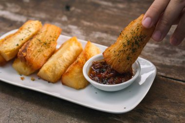 Bir el pisang goreng ya da kırmızı biber soslu kızarmış muz.