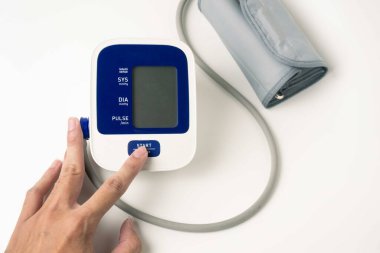 Kadın elleri kan basıncı monitörünü ve kalp atış hızı monitörünü dijital manometre, izole beyaz arka plan, sağlık ve tıbbi konsept ile kontrol eder