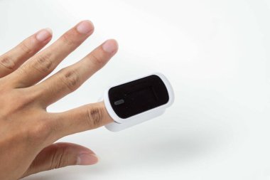 Beyaz arkaplanda izole edilmiş Nabız Oksimetrisi kullanırken insan parmağını kapat.