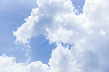 Doğal gökyüzü güzel mavi ve beyaz arkaplan. Bulutlu mavi gökyüzü.