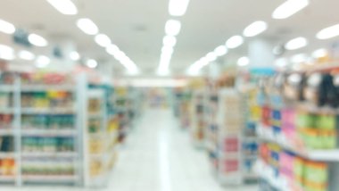 Süpermarket koridoru ve raflar bulanık arka plan. Market perakende iş konsepti