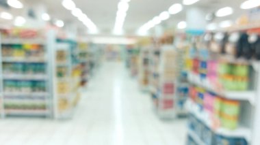 Süpermarket koridoru ve raflar bulanık arka plan. Market perakende iş konsepti