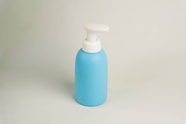 İzole edilmiş beyaz arka planda sabun ya da şampuan şişesi. Boş etiket şişesi ambalajı tasarla. Ürün modelleme konsepti
