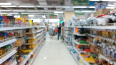 Süpermarket koridoru ve raflar bulanık arka plan. Market perakende iş konsepti