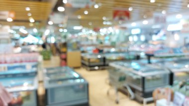 Süpermarket koridoru ve raflar bulanık arka plan. Market perakende iş konsepti