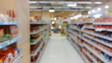 Süpermarket koridoru ve raflar bulanık arka plan. Market perakende iş konsepti