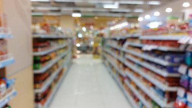 Süpermarket koridoru ve raflar bulanık arka plan. Market perakende iş konsepti