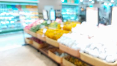 Süpermarket koridoru ve raflar bulanık arka plan. Market perakende iş konsepti