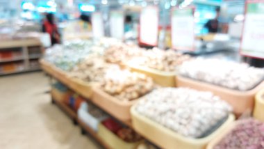 Süpermarket koridoru ve raflar bulanık arka plan. Market perakende iş konsepti