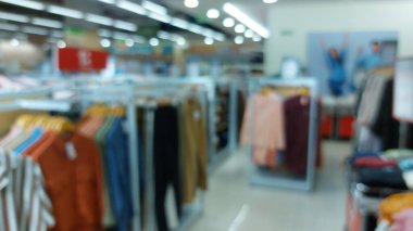 Süpermarket koridoru ve raflar bulanık arka plan. Market perakende iş konsepti