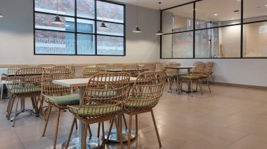 Boş, modern bir şehir restoranının içi.