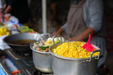 Pişirme tenceresinde haşlanmış mısır, sokak yemeği. Lezzetli bir tat almak için nasırları biraz şeker ya da tuzla kaynattım.