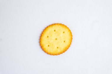 İzole edilmiş sarı bisküviler etrafında tek lezzetli buğday.