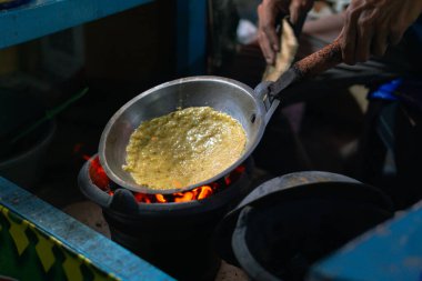 Kerak Telor, Endonezya, Jakarta 'dan geleneksel yemek. Beyaz pilav, yumurta, kavrulmuş karides, kızarmış soğan, kavrulmuş hindistan cevizi.