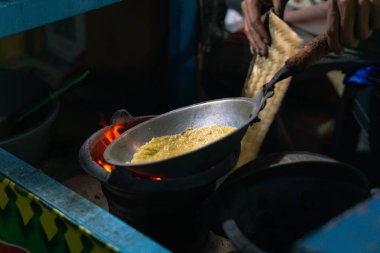 Kerak Telor, Endonezya, Jakarta 'dan geleneksel yemek. Beyaz pilav, yumurta, kavrulmuş karides, kızarmış soğan, kavrulmuş hindistan cevizi.