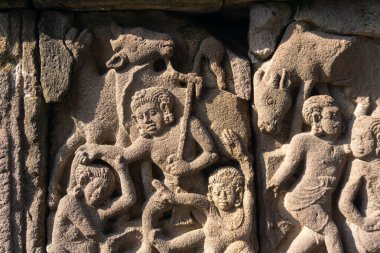 Prambanan Tapınağı 'nın kabartmaları Balustrade' ın iç duvarına oyulmuştur.