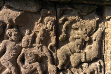 Prambanan Tapınağı 'nın kabartmaları Balustrade' ın iç duvarına oyulmuştur.