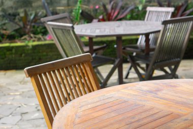 Dışarıdaki restoranda boş tahta sandalyeler ve masalar.