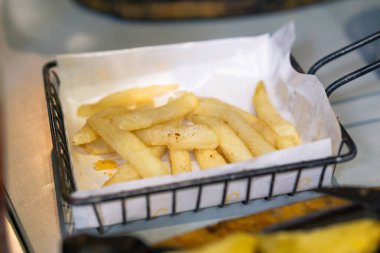 Siyah sepetli patates kızartması. Restoran menüsü yemeği. Fast food fu