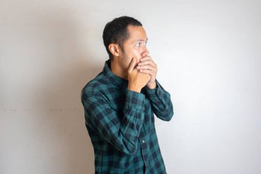 Elleri yanaklarında Asyalı genç adamları şok etti.