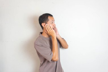 Elleri yanaklarında Asyalı genç adamları şok etti.